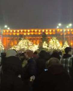 Peste 1.000 de persoane la protestul din Piaţa Victoriei